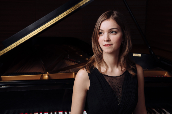 Fotografia da professora Inês Andrade, de piano