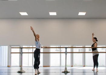Aula de ballet em estúdio de dança