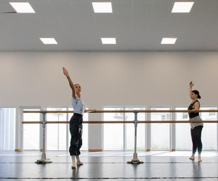 Aula de ballet em estúdio de dança