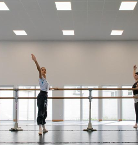 Aula de ballet em estúdio de dança
